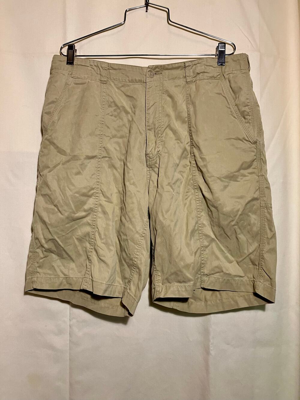 Tommy Bahama Khaki Shorts Men’s Size 36.